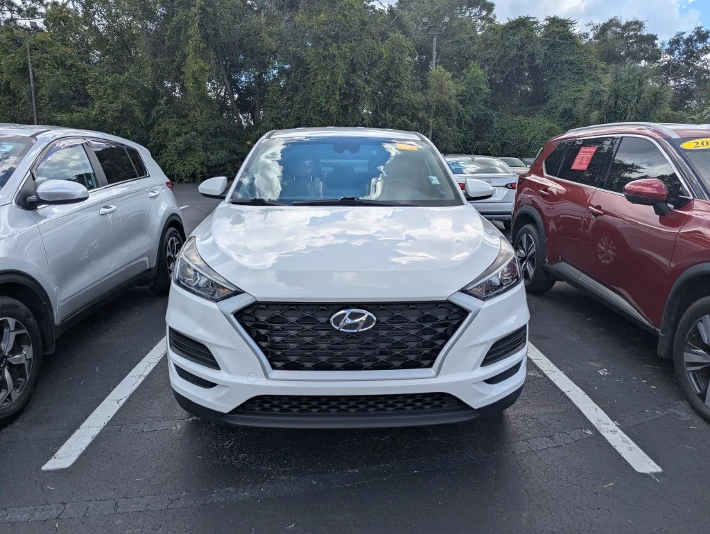 Used 2021 White Hyundai SE image 2