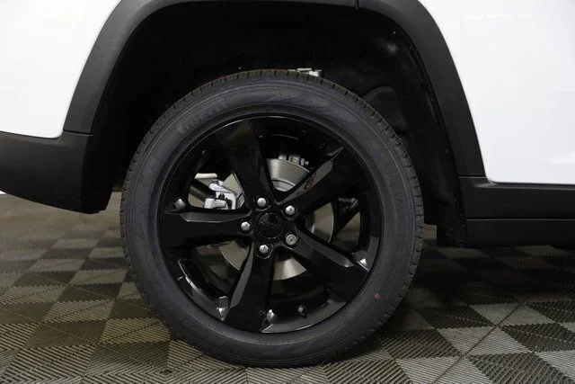 New 2025 Bright White Clear-Coat Exterior Paint Jeep Limited image 30