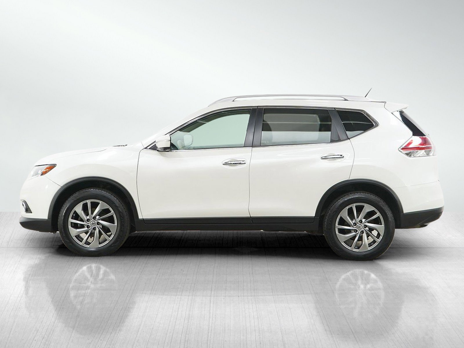 Used 2015 Nissan Rogue SL with VIN 5N1AT2MV0FC830624 for sale in Burnsville, Minnesota