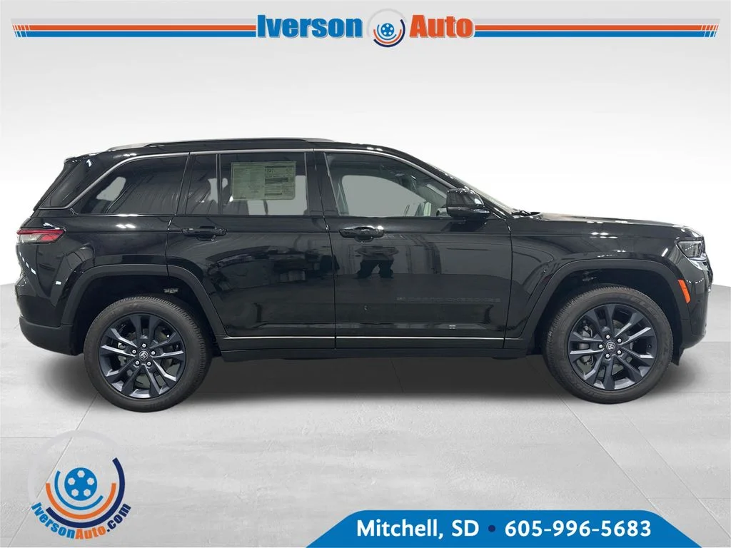 New 2026 Diamond Black Crystal Pearl-Coat Exterior Paint Jeep Limited image 8