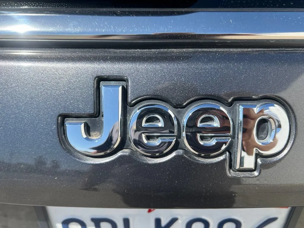 Used 2022  Jeep Latitude image 37