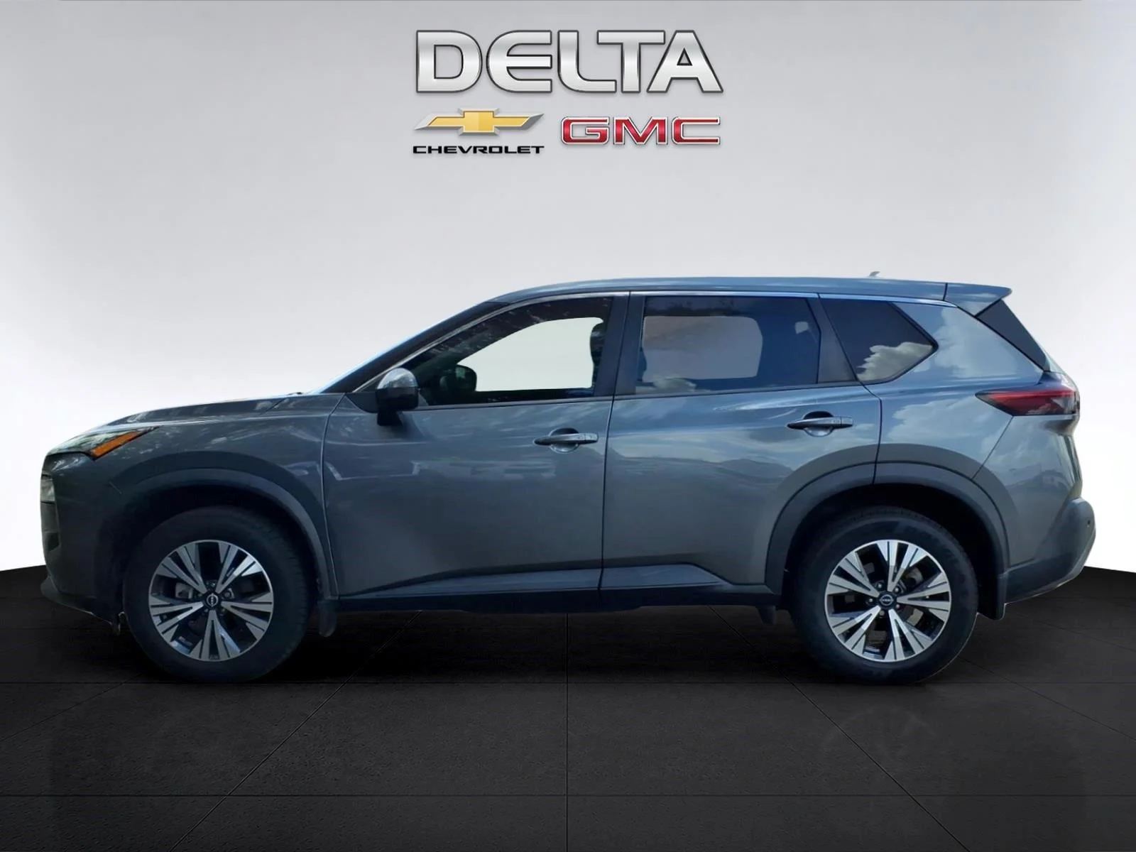Used 2022  Nissan SV image 2