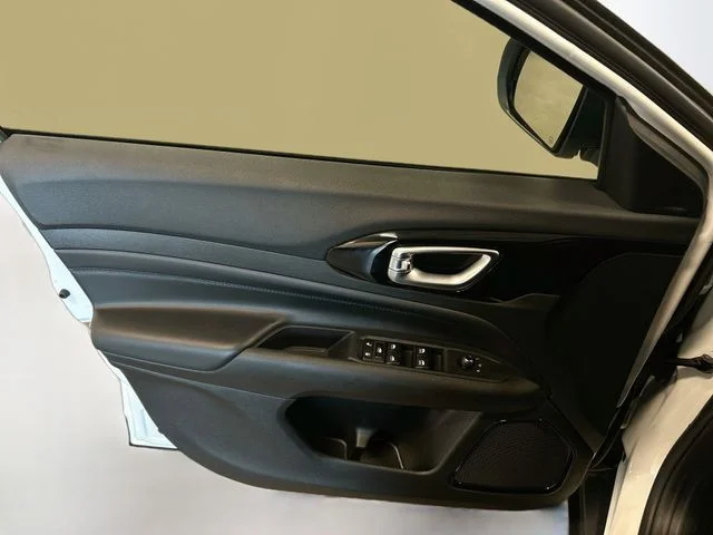Used 2025 White Jeep Latitude image 21