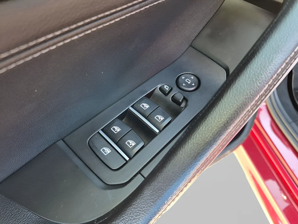Used 2021 Red BMW xDrive40i image 26