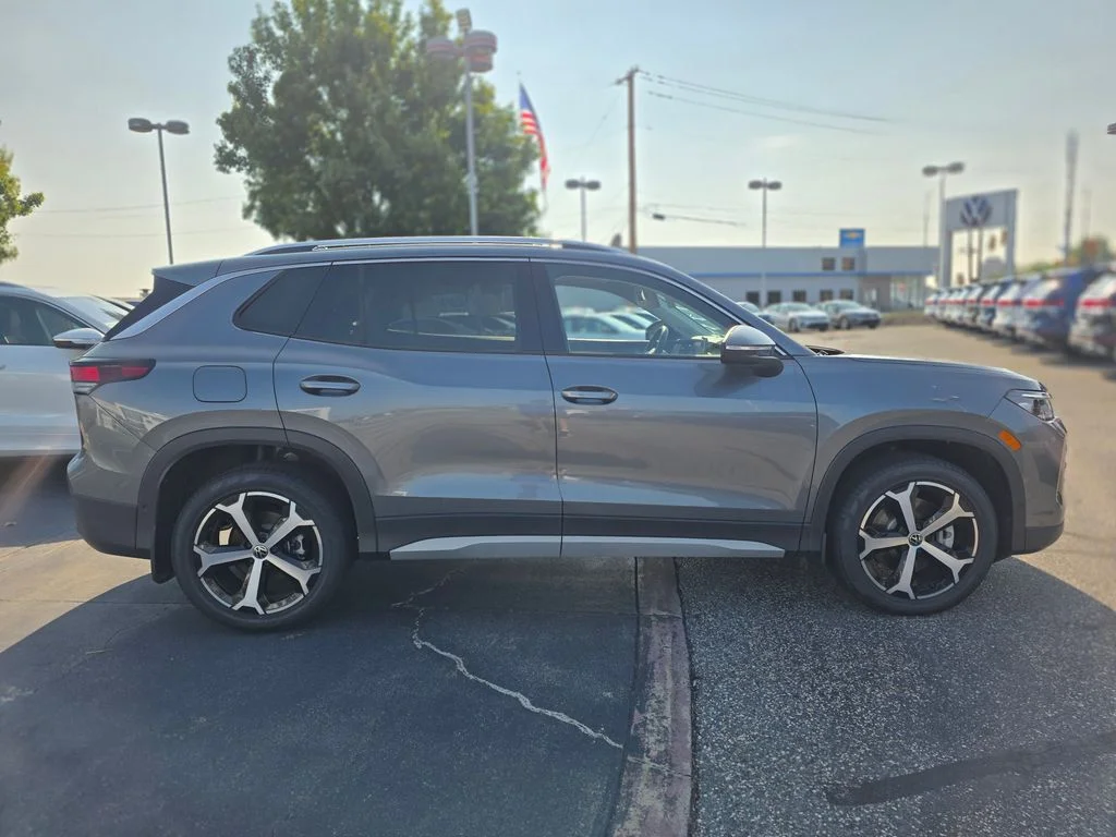 2026 Volkswagen Tiguan SE - Photo 2