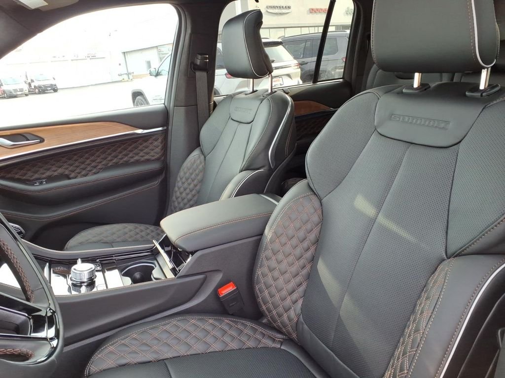 New 2026 Diamond Black Crystal Pearl-Coat Exterior Paint Jeep Summit image 11