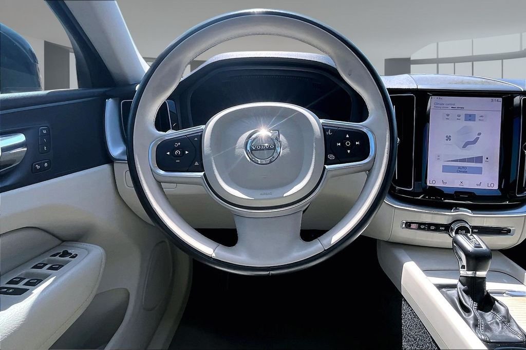 Used 2019 Blue Volvo T5 Momentum image 5