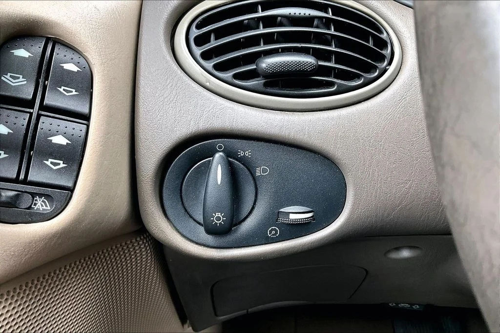 Used 2001  Ford SE image 14