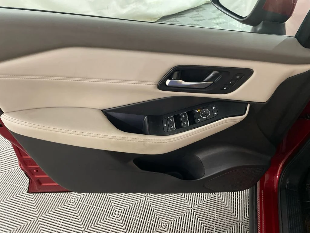 Used 2022 Scarlet Ember Tintcoat Nissan SL image 11