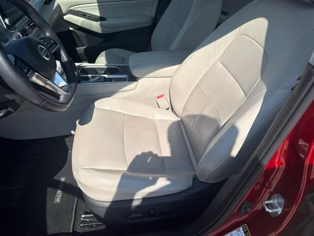Used 2019 Red Nissan 2.5 Platinum image 9