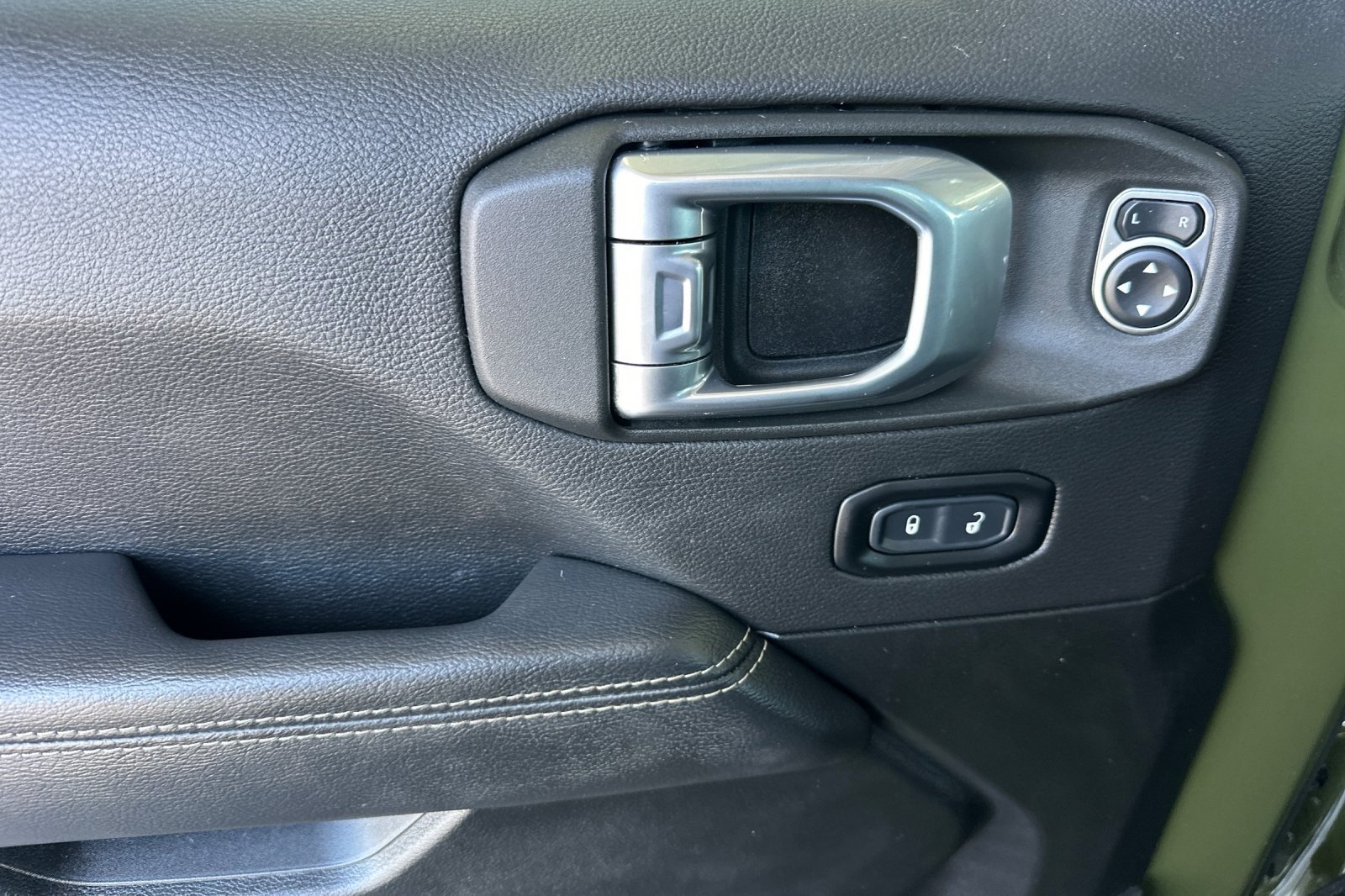 Used 2022 GREEN CLEAR-COAT Jeep Unlimited Sahara image 10