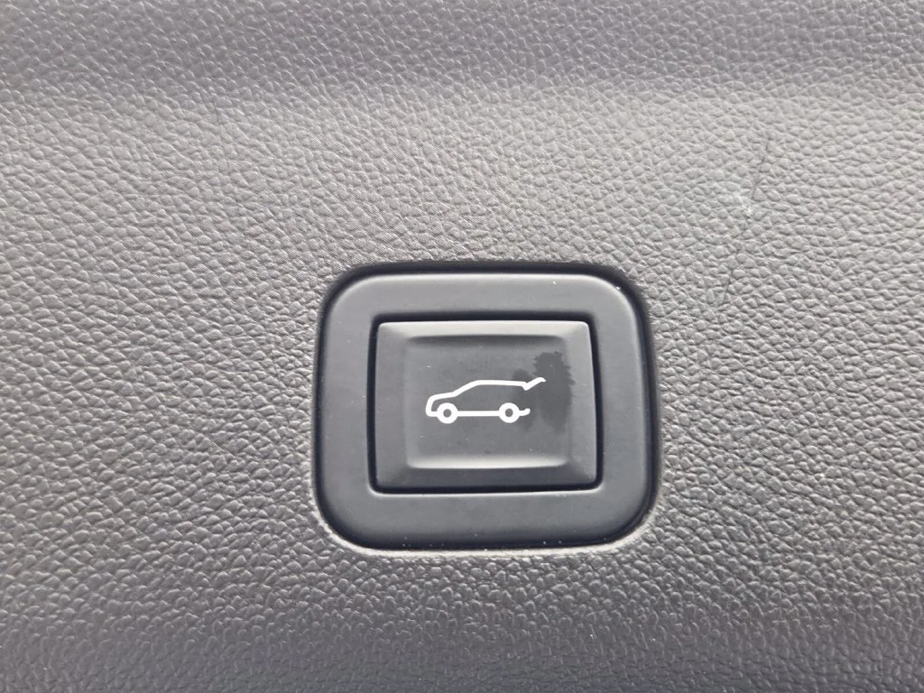 Used 2023 WHITE FROST TRICOAT GMC Denali Ultimate image 17