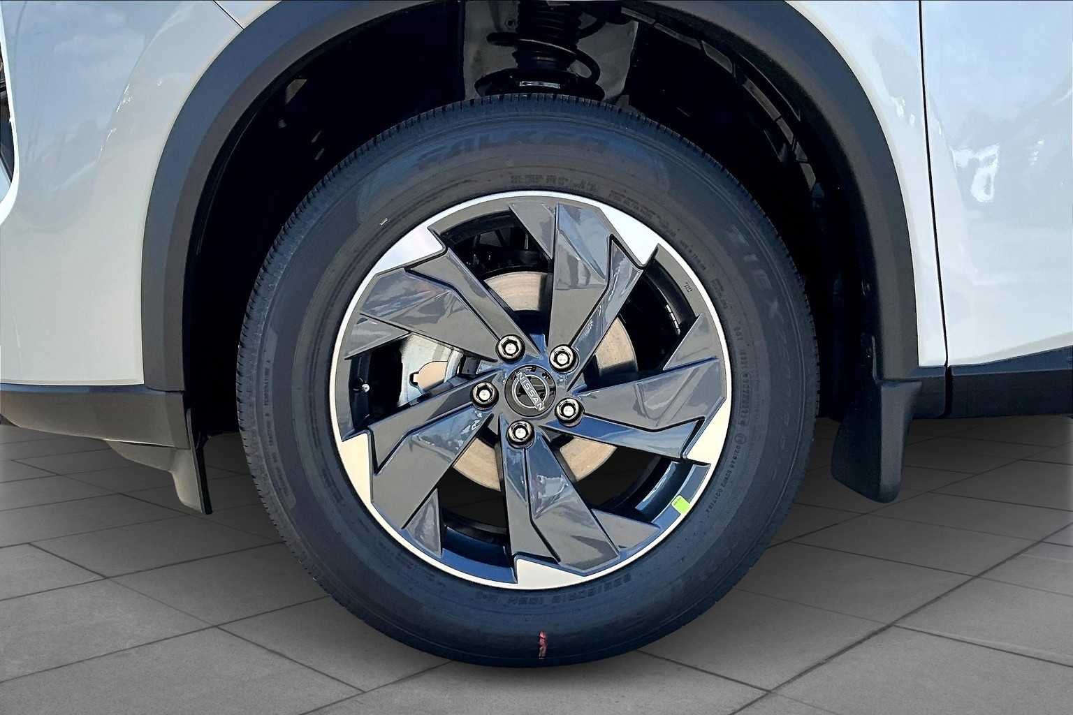 Used 2025 Everest White Pearl Nissan SV image 9
