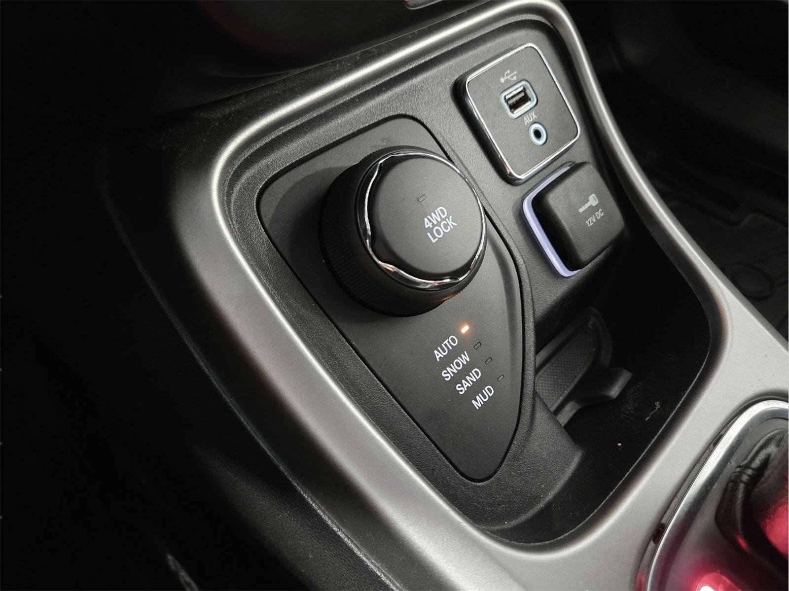 Used 2018 BLACK JEEP SPORT image 21