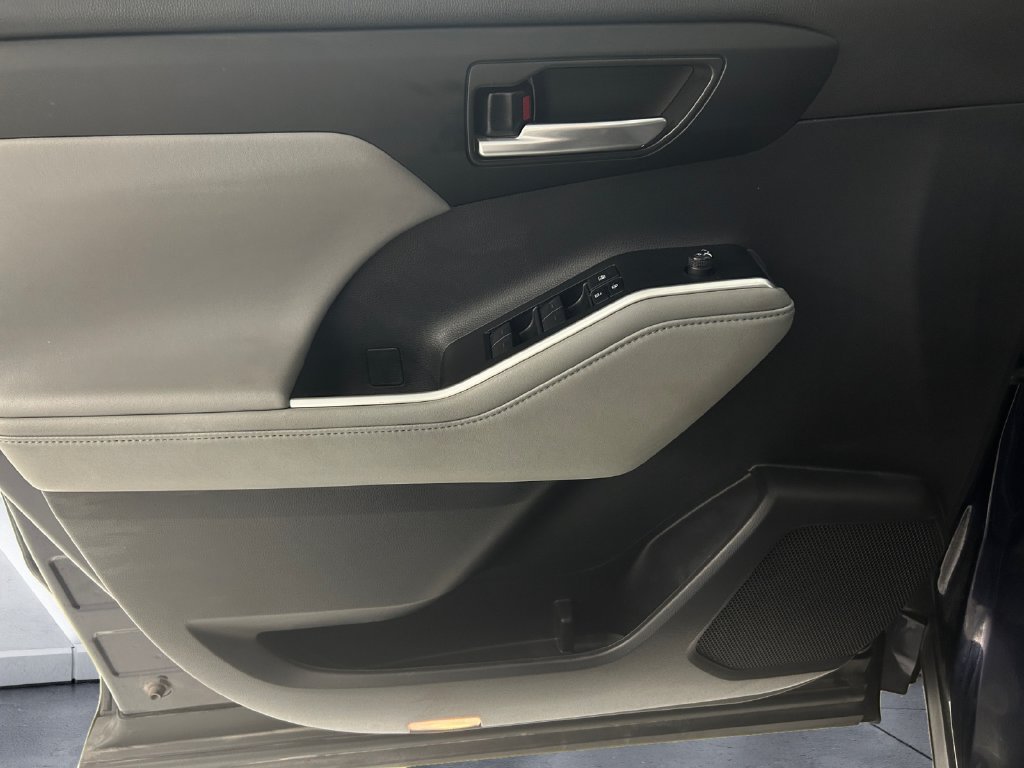 Used 2023  Toyota XLE image 12