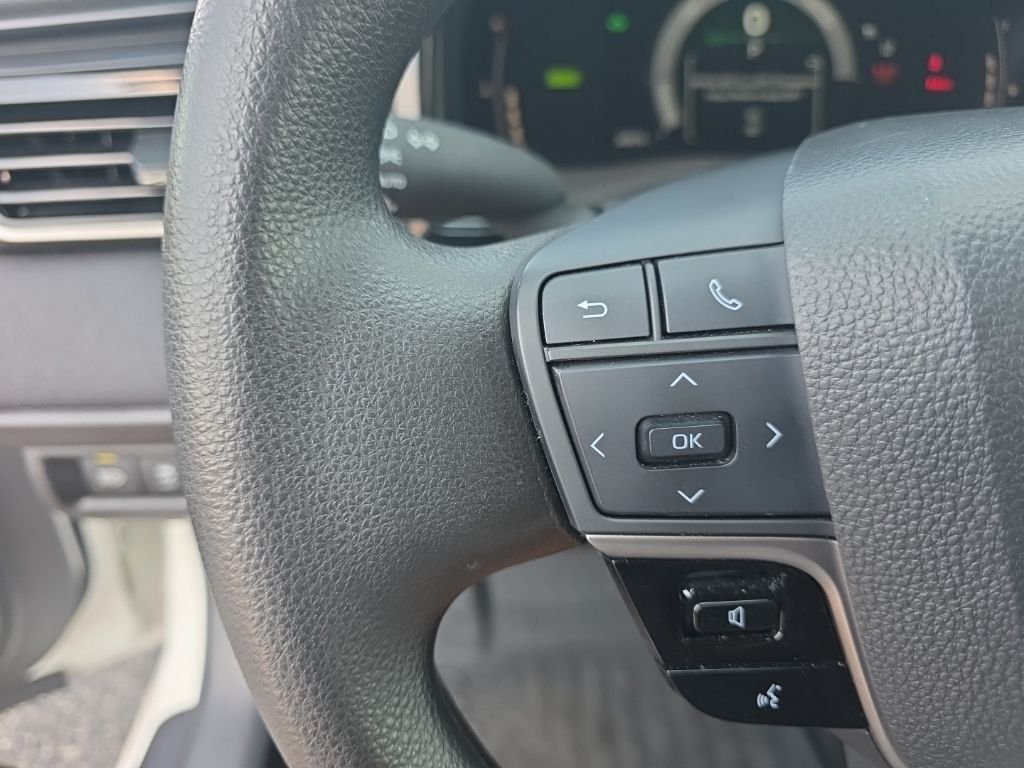 Used 2025 White Toyota LE image 16