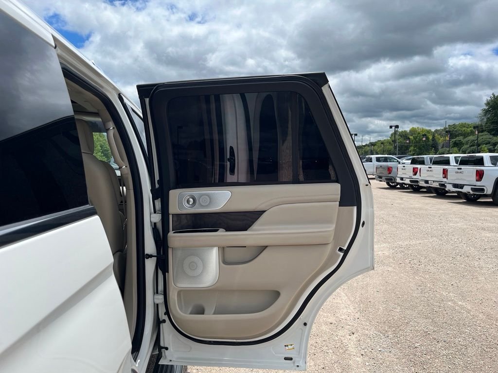 Used 2020 White Lincoln Reserve image 34