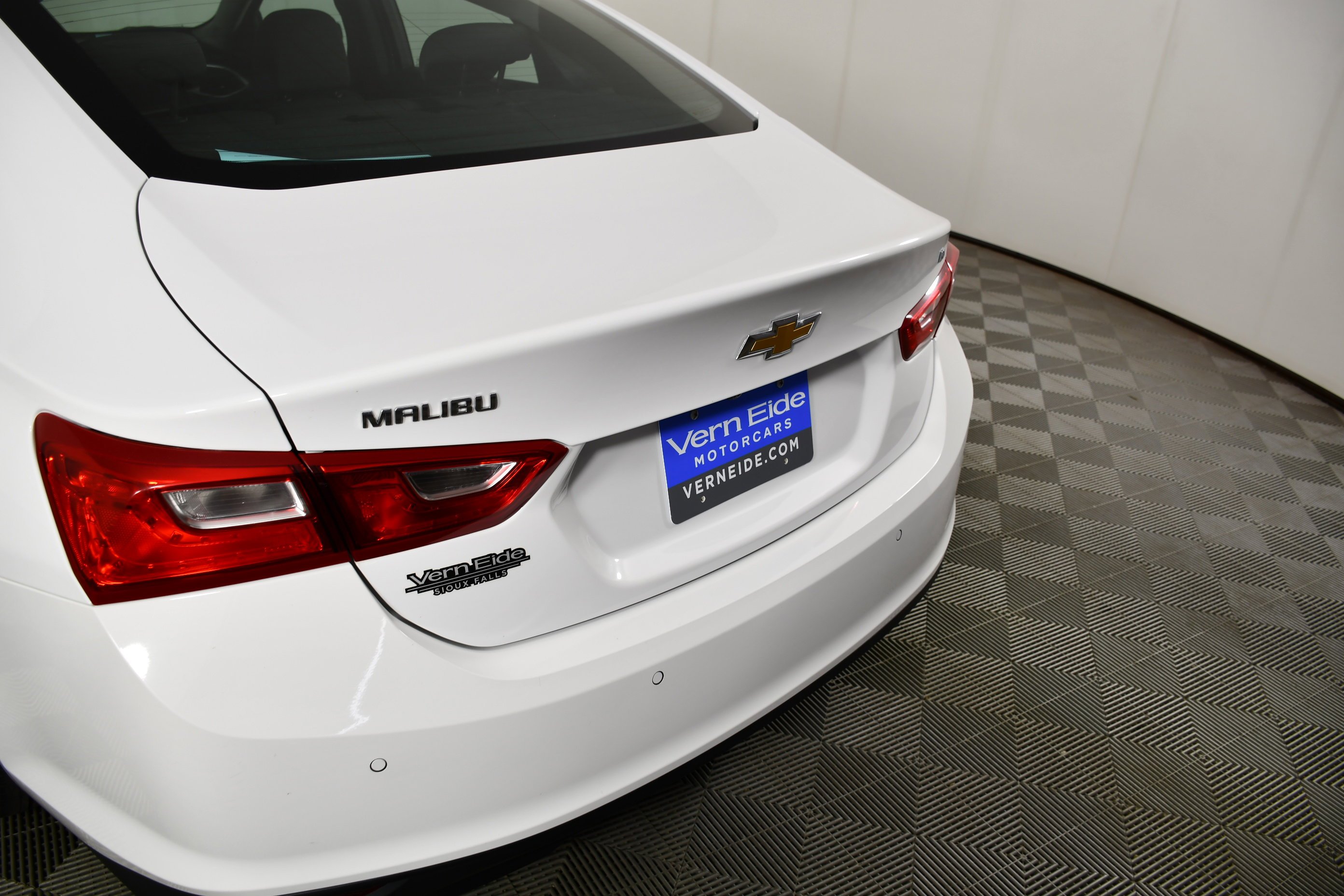 Used 2024 Summit White Chevrolet LT image 15