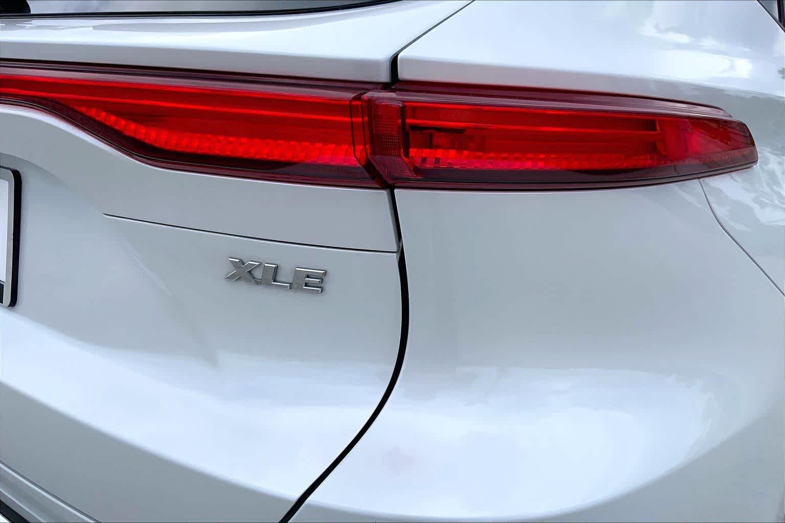 Used 2024 Wind Chill Pearl Toyota XLE image 30
