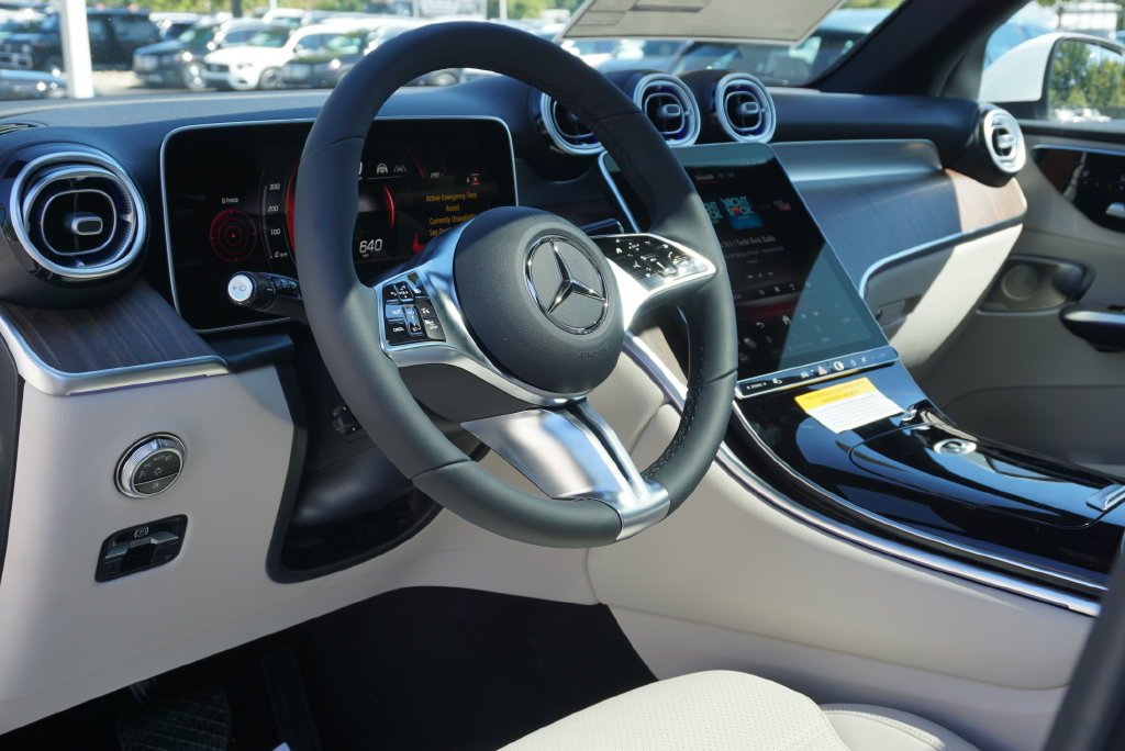 Used 2026 Polar White Mercedes-Benz GLC 300 image 25
