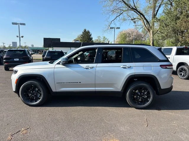 New 2026 Silver Zynith Exterior Paint Jeep Altitude image 3