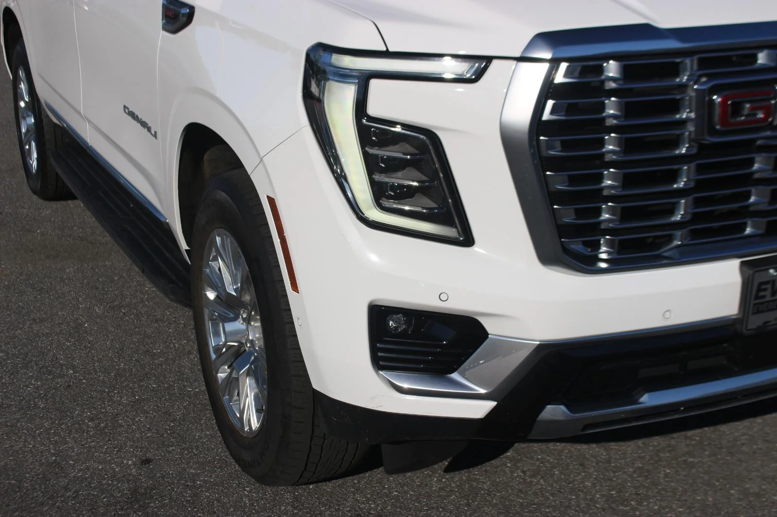 Used 2025 Summit White GMC Denali image 9