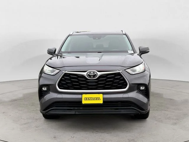 Used 2021 Gray Toyota XLE image 2
