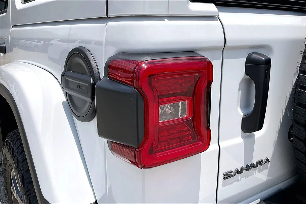 New 2026 Bright White Clear-Coat Exterior Paint Jeep Sahara image 13