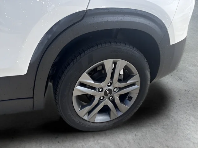 Used 2022 White Kia S image 20