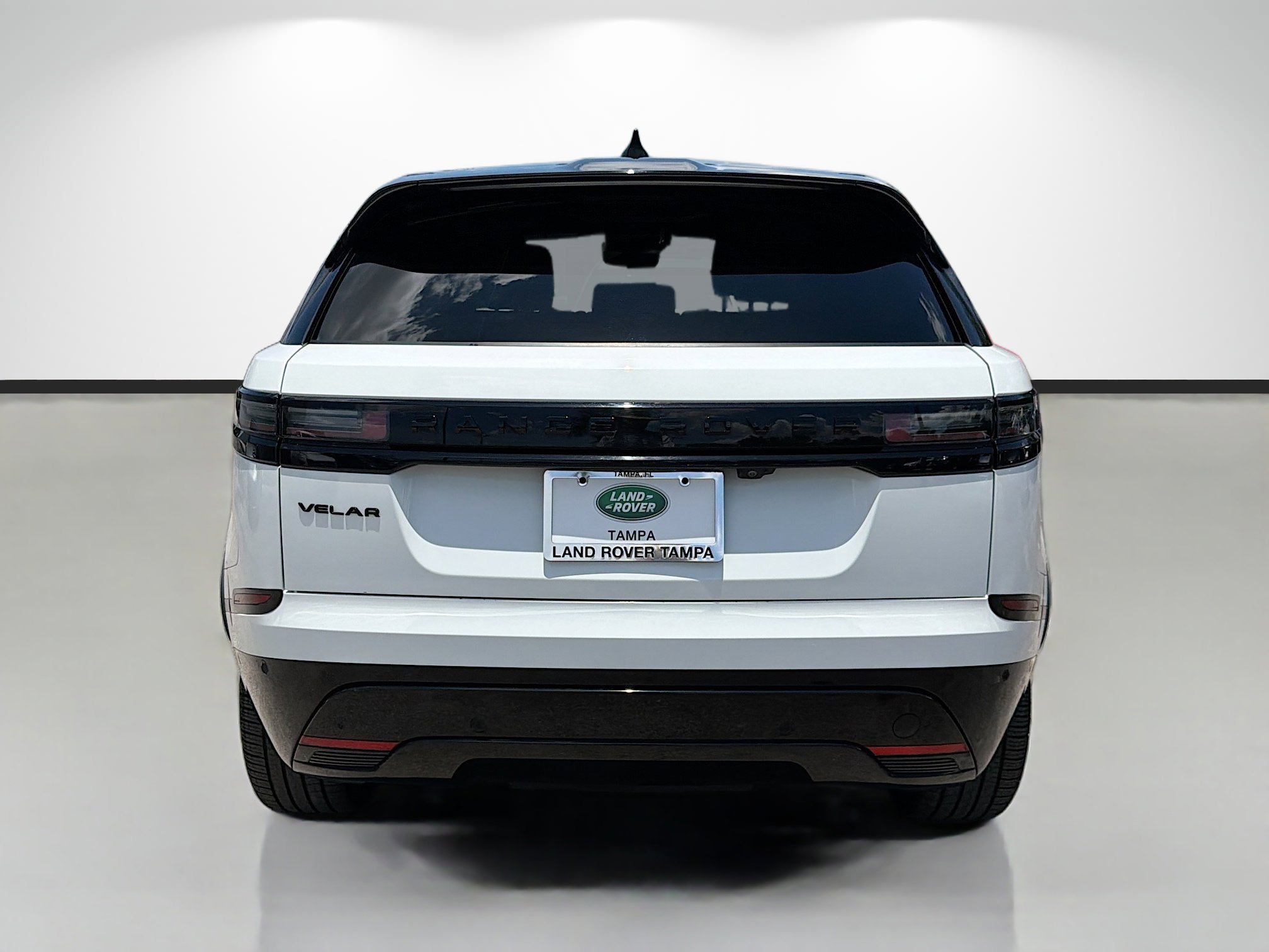 Certified Used 2024 Fuji White Land Rover Dynamic SE image 4