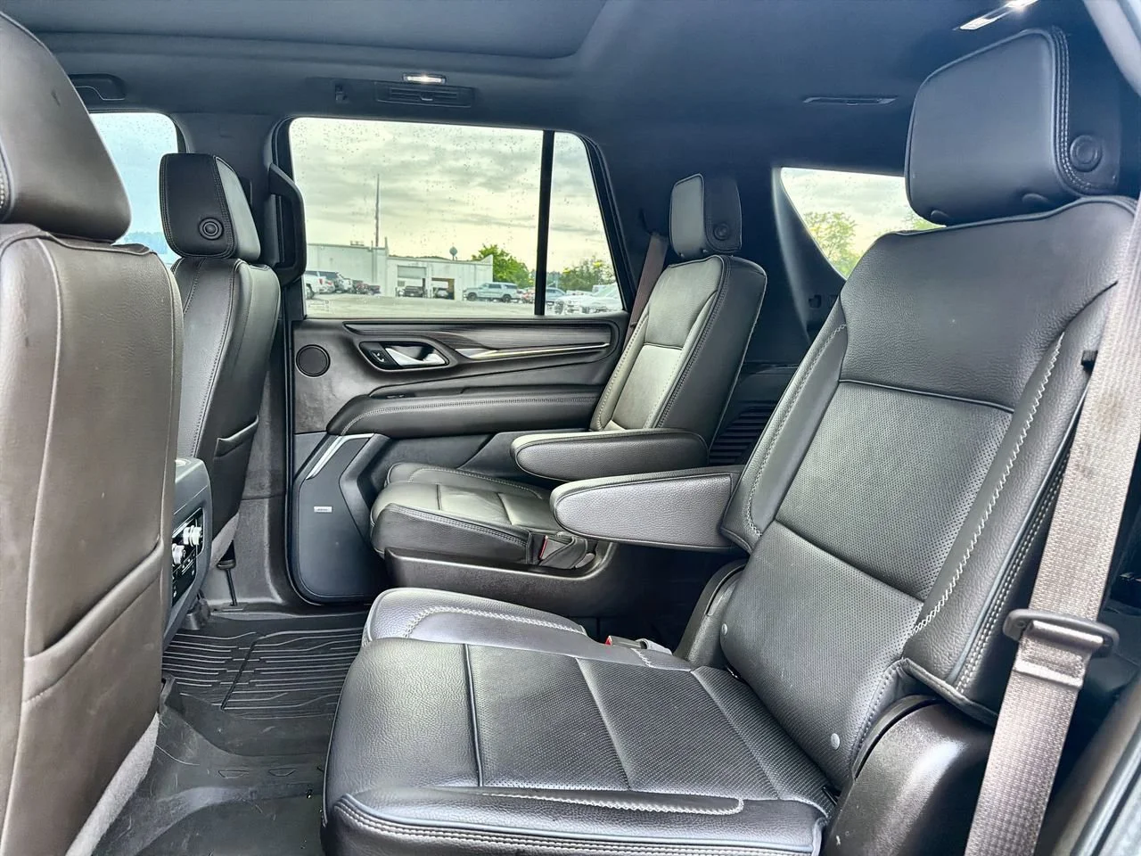 Used 2022 White Frost Tricoat GMC Denali image 20
