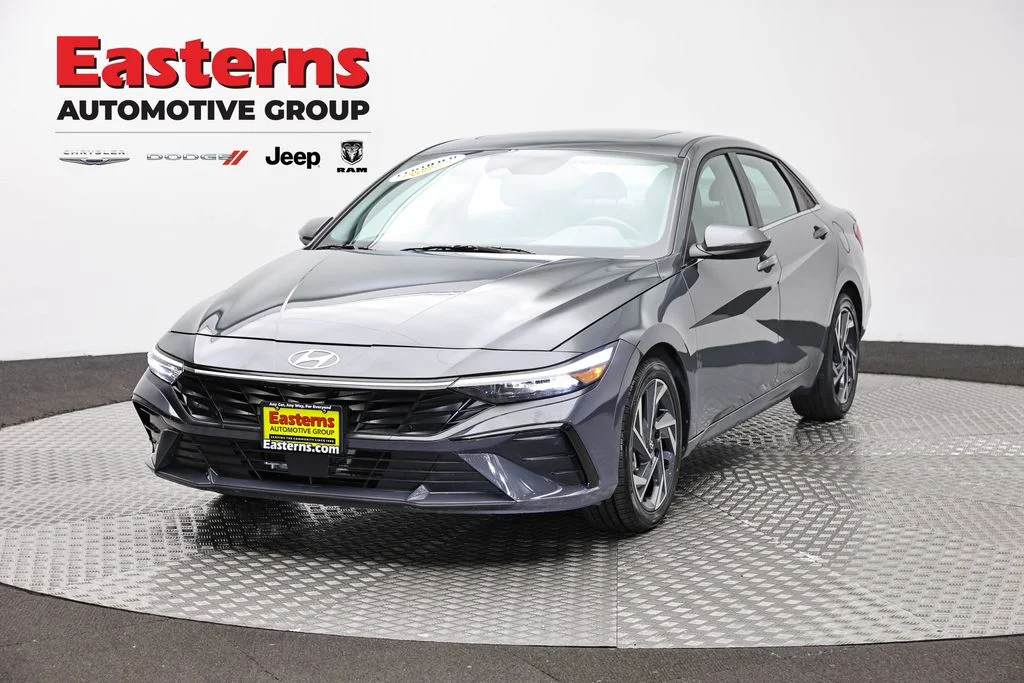 Used 2025 Gray Hyundai SEL Convenience image 1