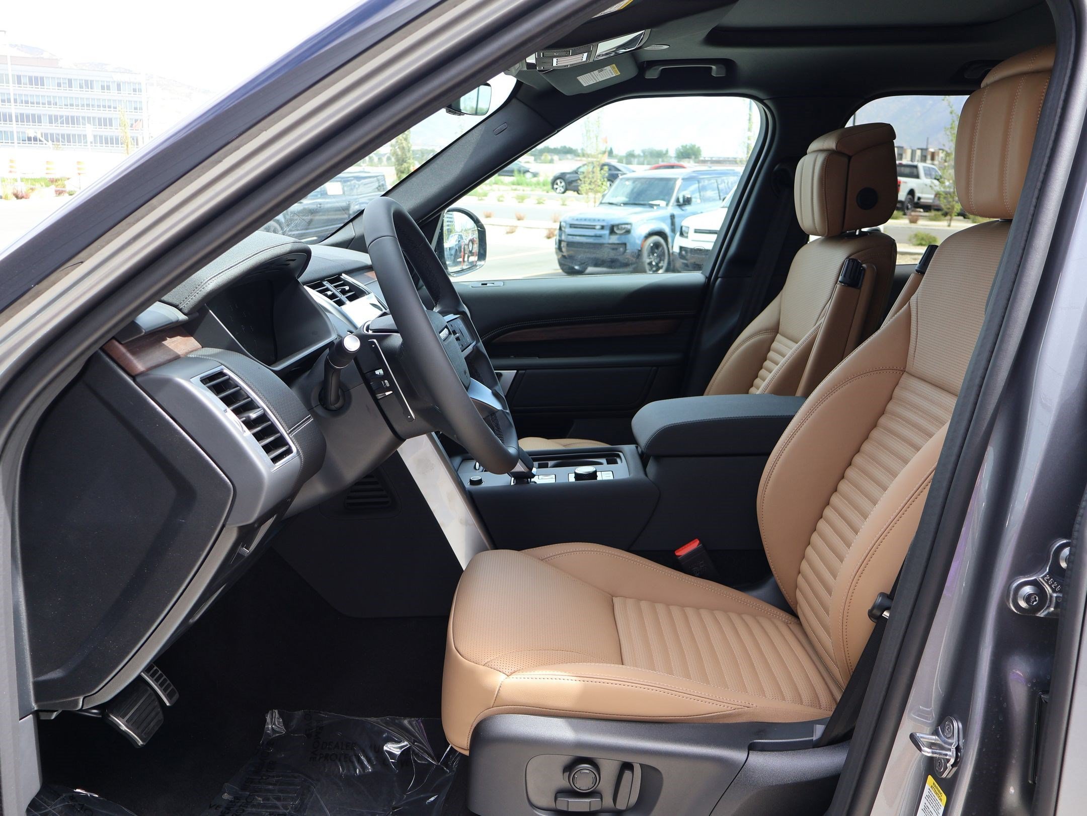 New 2026 Eiger Grey LAND ROVER Dynamic SE image 18