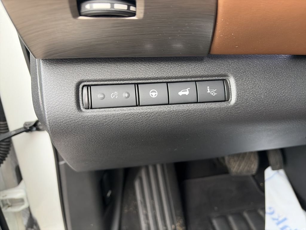 Used 2023 White Nissan Platinum image 19