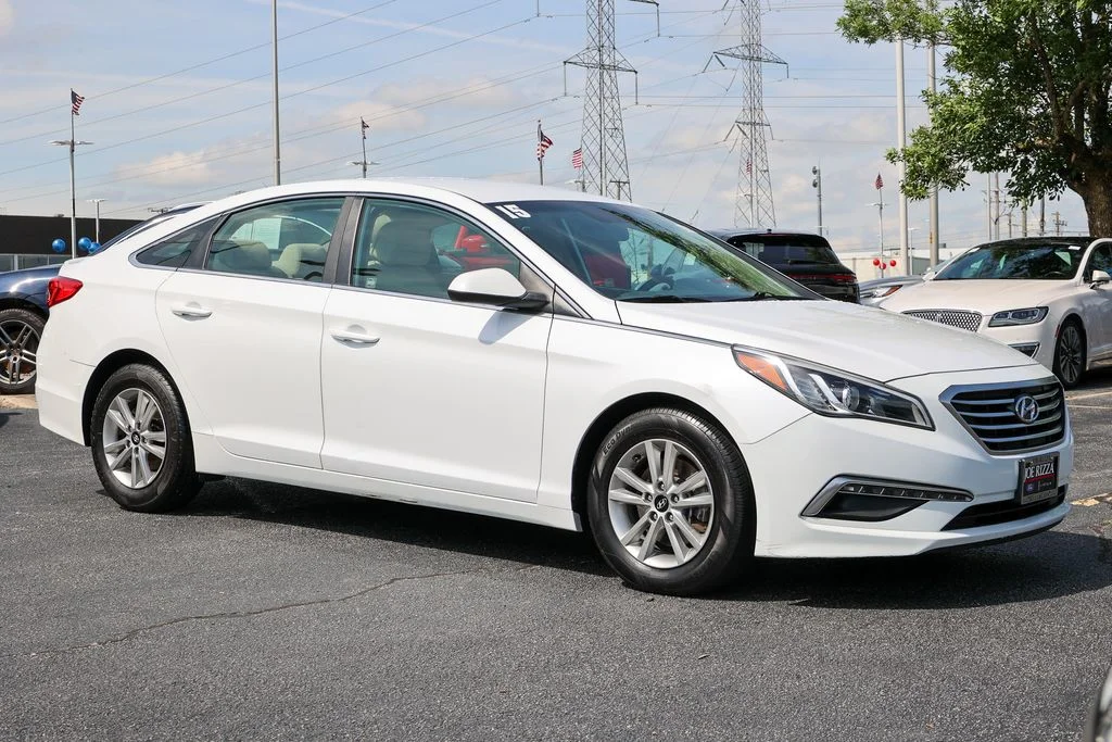 Used 2015 White Hyundai SE image 23