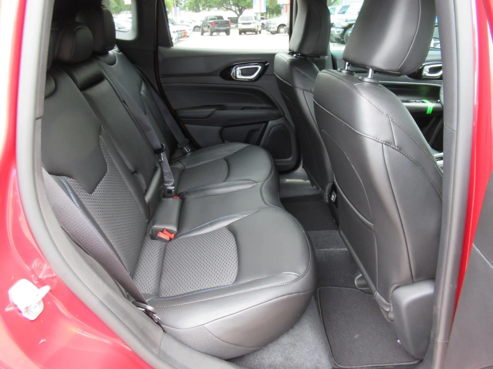 New 2026 Red Hot Pearl-Coat Exterior Paint Jeep Latitude Altitude image 30