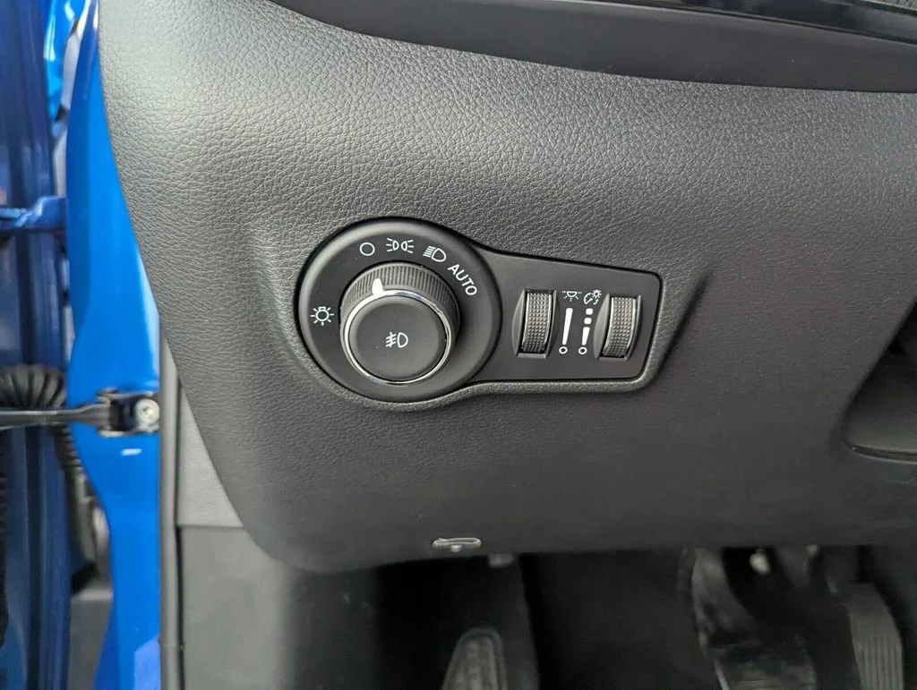 New 2026 Hydro Blue Pearl-Coat Exterior Paint Jeep Latitude Altitude image 23
