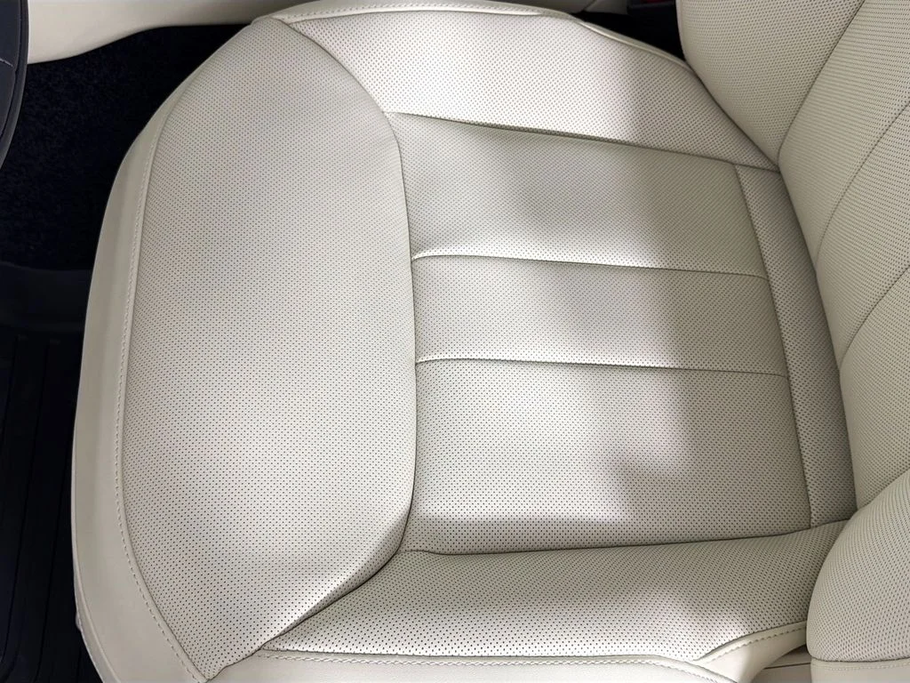 New 2026 Ostuni Pearl White Land Rover SE image 20