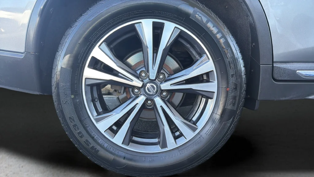 Used 2018 Gun Metallic Nissan SL image 26