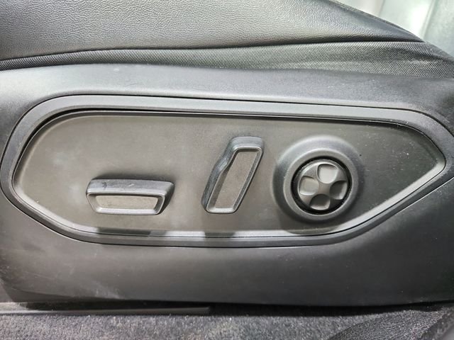 Used 2023  Jeep Limited image 11
