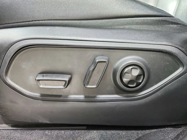 Used 2023  Jeep Limited image 11