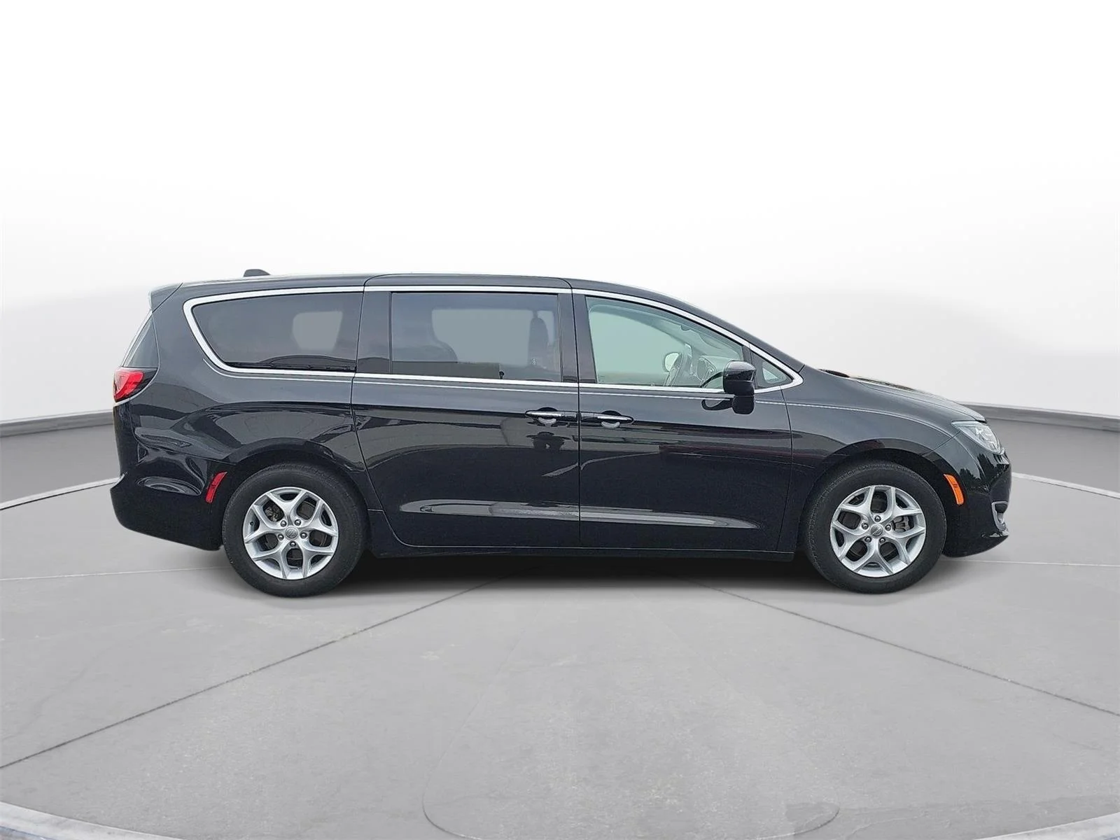 Used 2017 Brilliant Black Crystal Pearlcoat Chrysler Touring Plus image 4