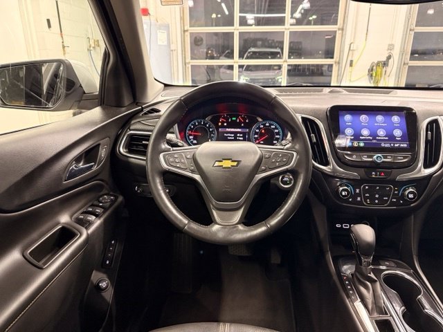 Used 2022 IRIDESCENT PEARL TRICOAT Chevrolet Premier image 16