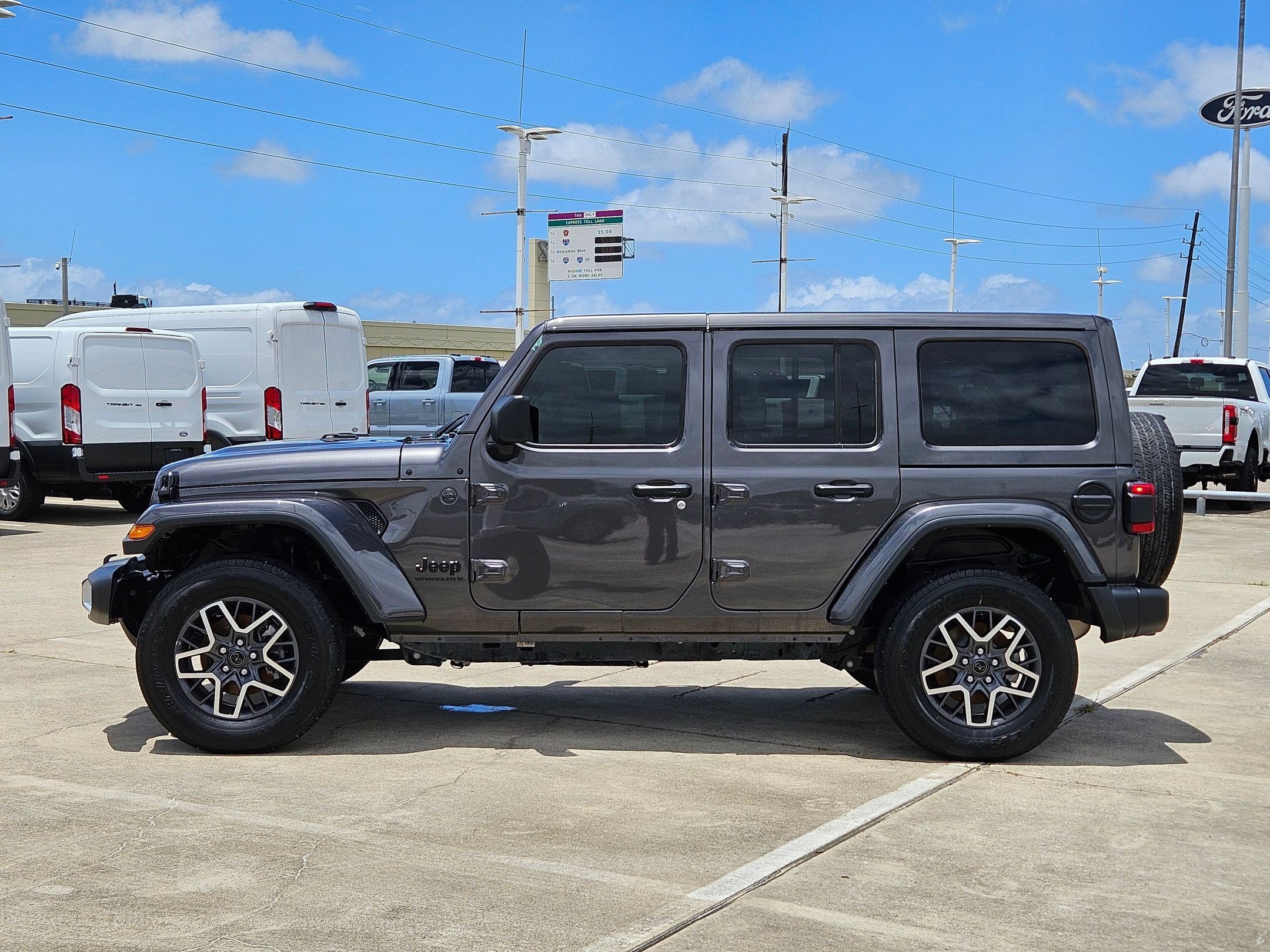 Used 2025 Granite Crystal Clearcoat Metallic Jeep Sahara image 6