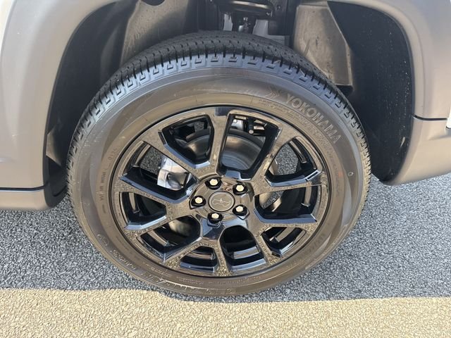 New 2026 White Jeep Latitude image 19