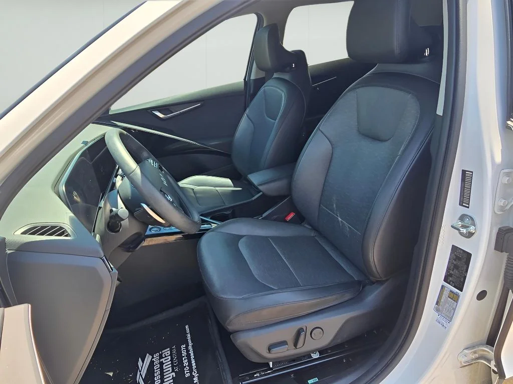 Used 2023 Snow White Pearl Kia Wave image 10
