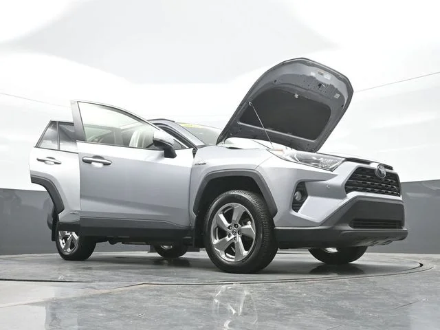 Used 2021 Silver Toyota XLE Premium image 32