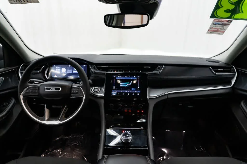 Used 2023 Diamond Black Crystal Pearlcoat Jeep Laredo image 10