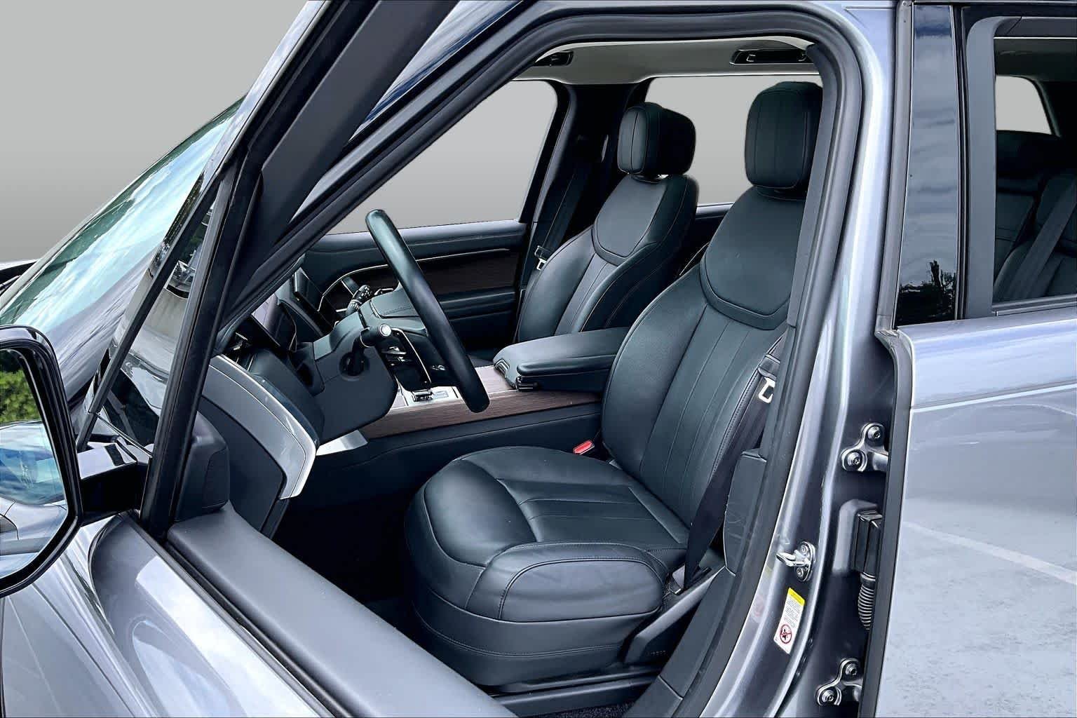 Used 2025 Charente Grey Premium Metallic Land Rover SE image 8