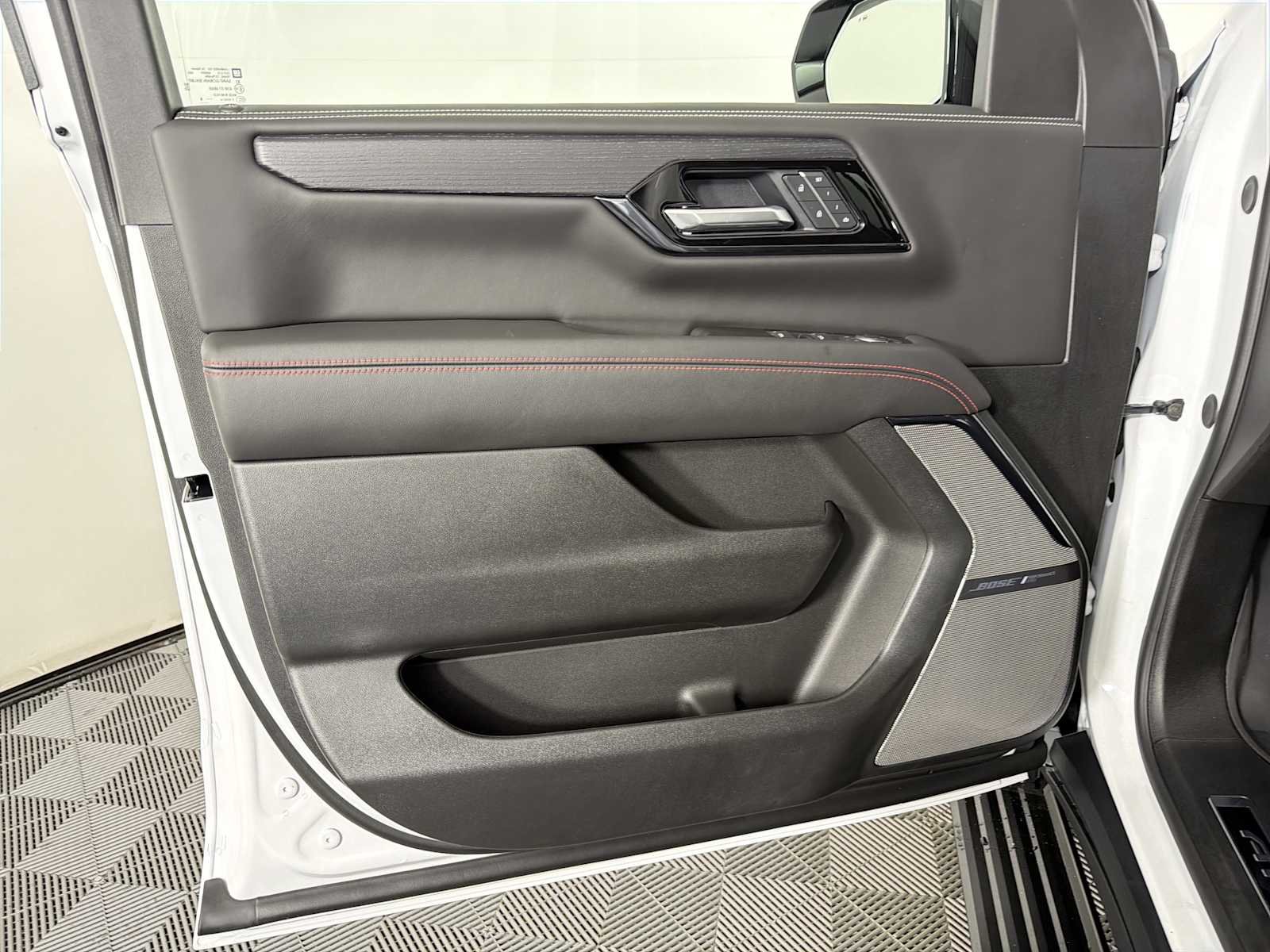 2026 GMC Yukon AT4 Ultimate - Photo 10